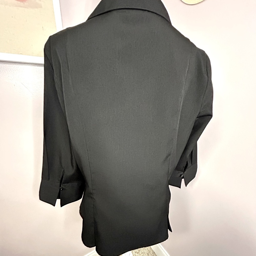 Black 3/4 sleeve v neck button down blouse with collar. Size large - Picture 4 of 10
